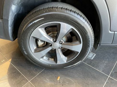 Used 2019 Jeep Cherokee Limited AWD/4WD image 8