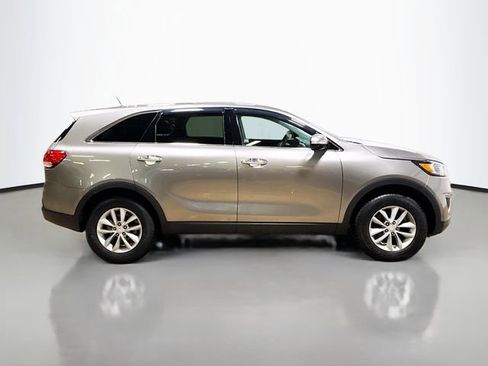 Used 2017 Kia Sorento L image 6