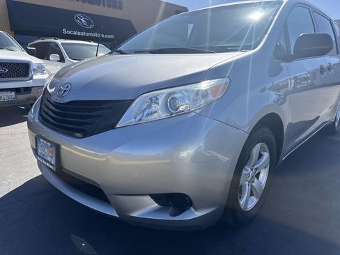 Used 2011 Toyota Sienna image 38