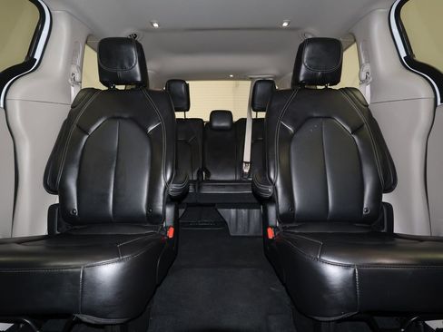 Used 2024 Chrysler Pacifica Touring-L image 27