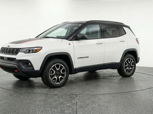 Used 2025 Jeep Compass Trailhawk AWD/4WD image 3