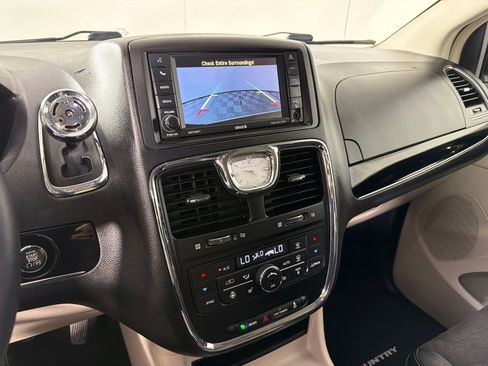 Used 2016 Chrysler Town & Country Limited FWD image 17