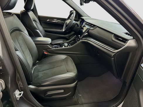 Used 2023 Jeep Grand Cherokee Altitude image 32