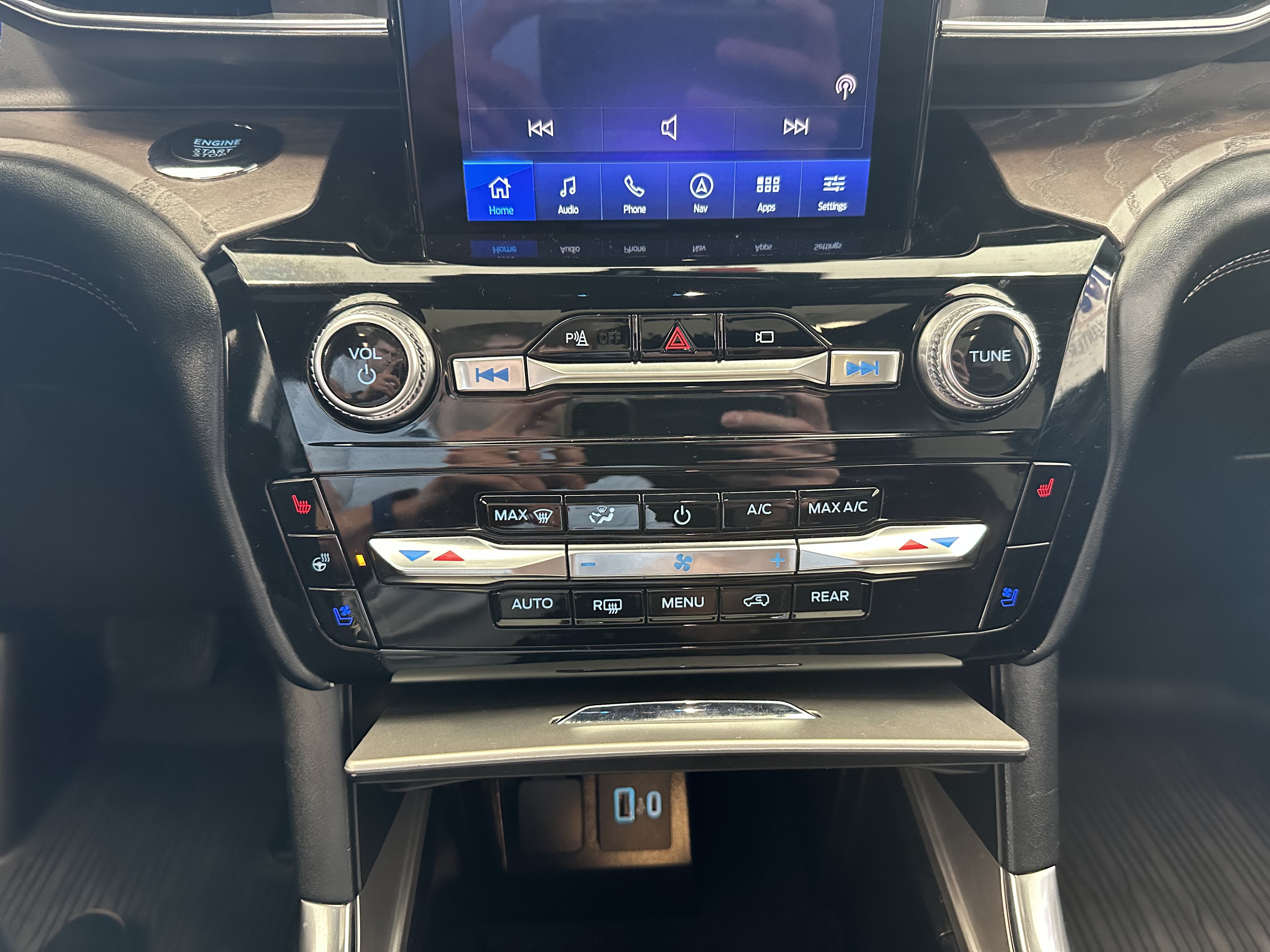 Used 2023 Ford Explorer Platinum w/ Technology Package AWD/4WD image 21