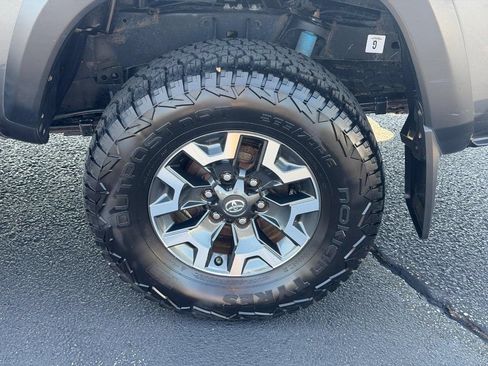 Used 2017 Toyota Tacoma TRD Off-Road w/ Tow Package (A/T) AWD/4WD image 8