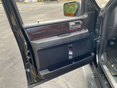 Used 2016 Lincoln Navigator Reserve image 11