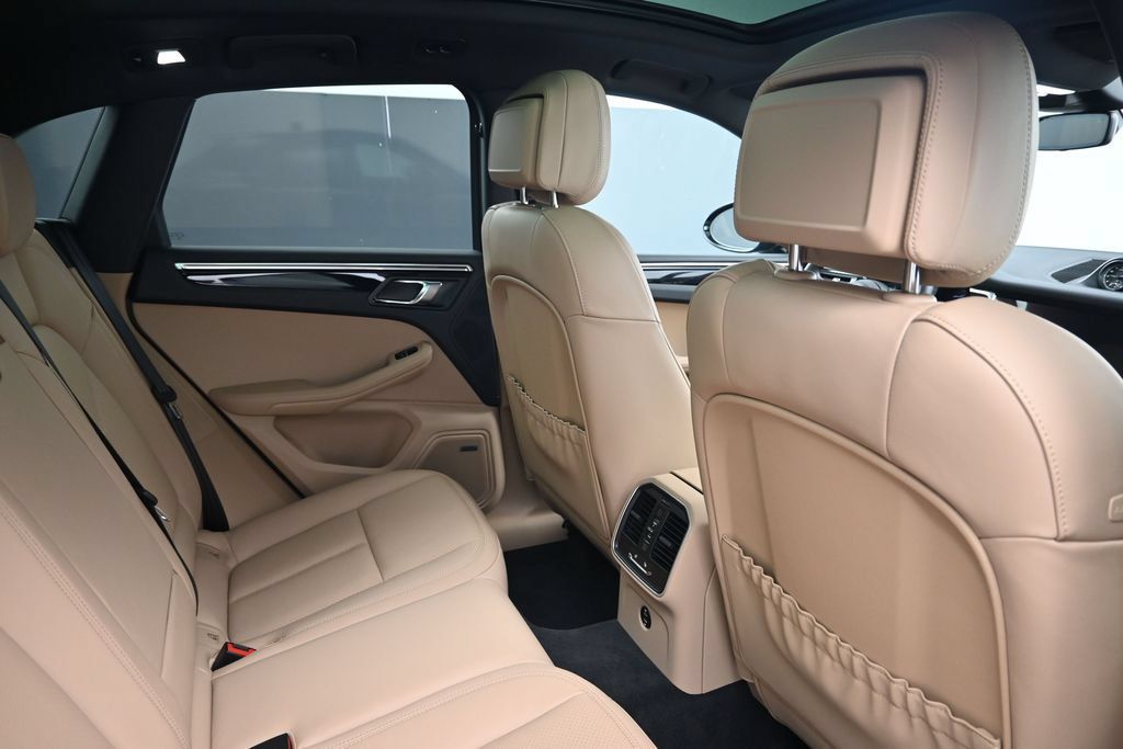 Used 2026 Porsche Macan AWD/4WD image 7