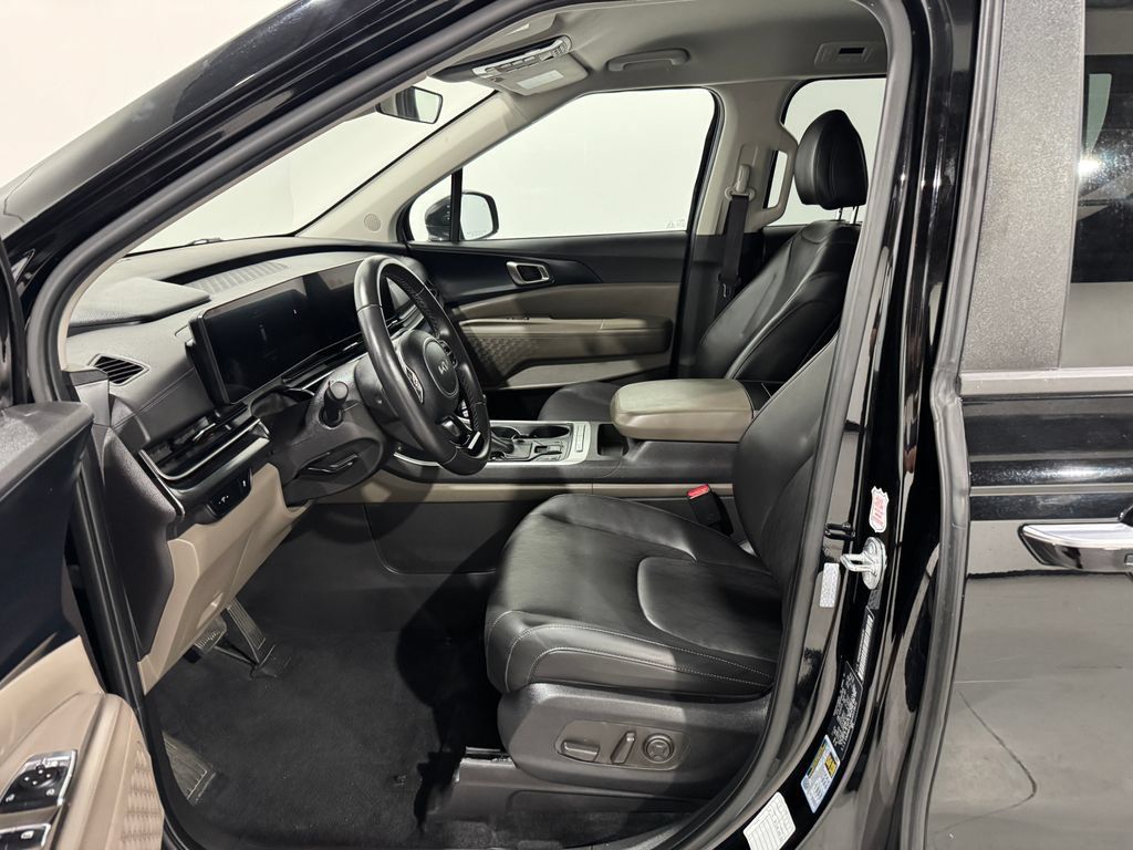 Used 2025 Kia Carnival FWD image 14