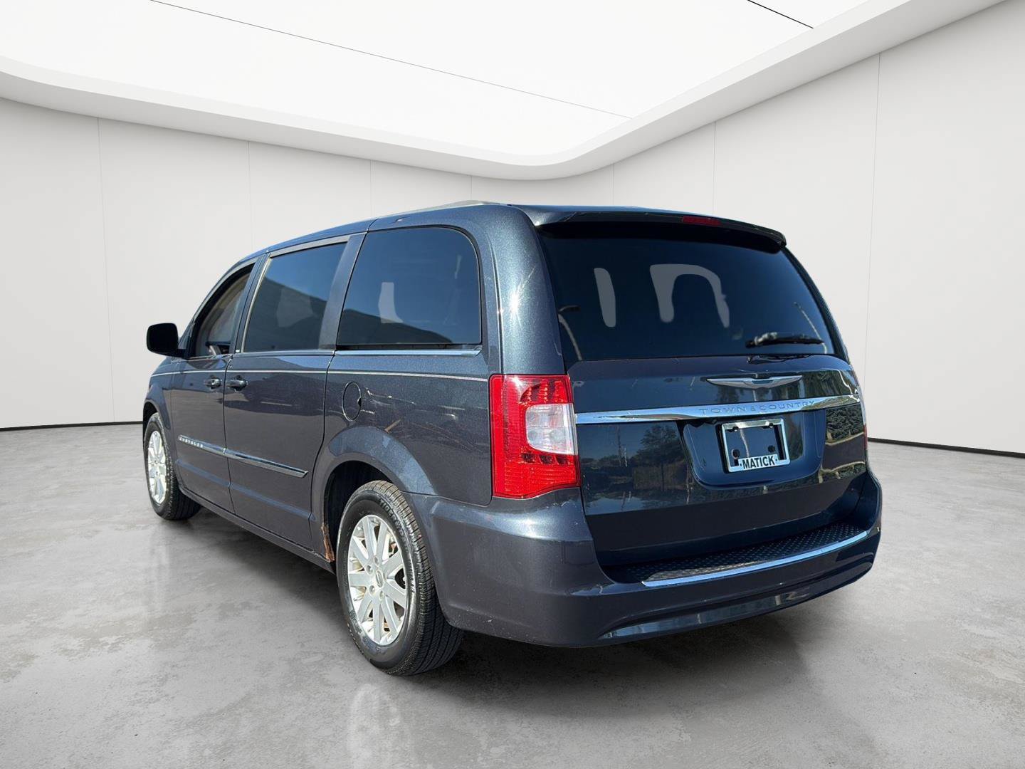 Used 2013 Chrysler Town & Country Touring FWD image 10
