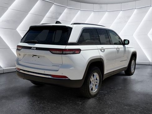 Used 2023 Jeep Grand Cherokee Laredo AWD/4WD image 2