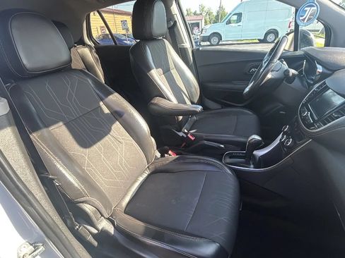 Used 2018 Chevrolet Trax LT w/ Sun & Sound Package FWD image 16