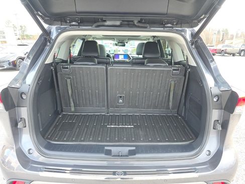 Used 2023 Toyota Highlander Platinum image 6
