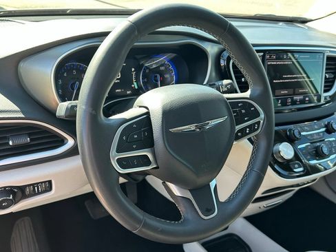 Used 2023 Chrysler Pacifica Touring-L FWD image 17