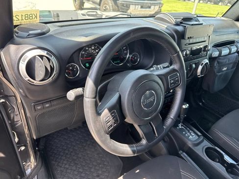Used 2017 Jeep Wrangler Rubicon w/ Power Convenience Group AWD/4WD image 16