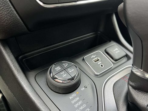 Used 2021 Jeep Cherokee Trailhawk AWD/4WD image 38
