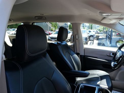 Used 2022 Chrysler Pacifica Touring-L w/ Uconnect Theater Family Group AWD/4WD image 29