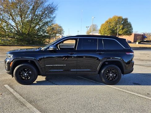 Used 2025 Jeep Grand Cherokee Laredo image 4