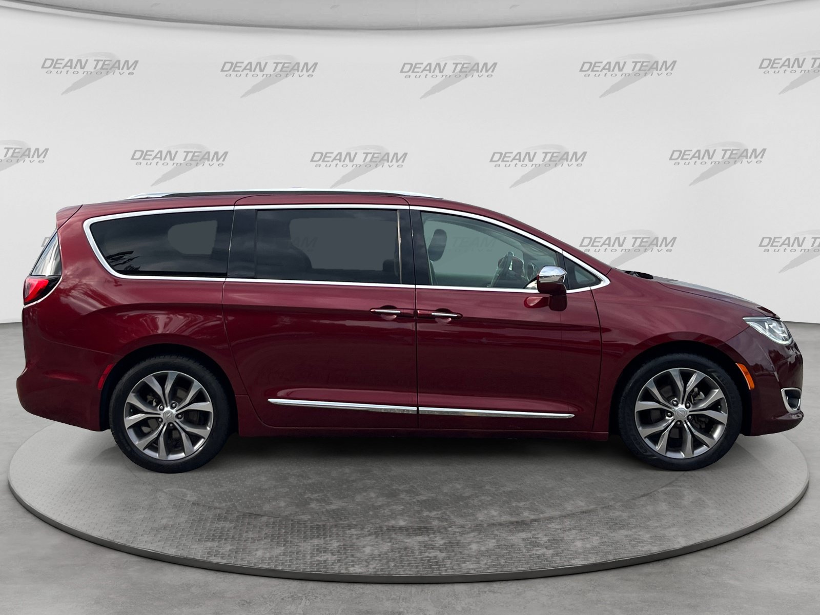 Used 2018 Chrysler Pacifica Limited w/ Tire & Wheel Group FWD image 9