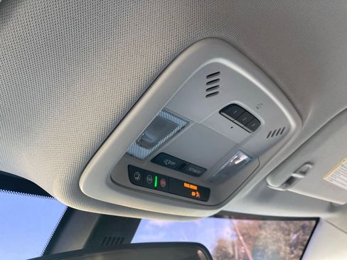 Used 2021 Chevrolet Traverse LT FWD image 27
