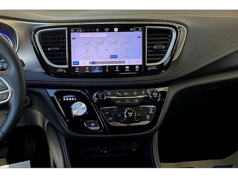 Used 2024 Chrysler Pacifica Pinnacle image 7