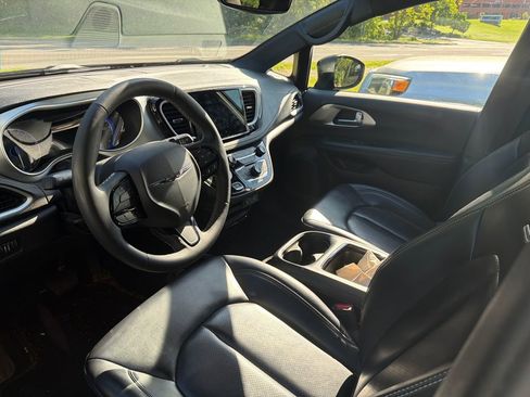 Used 2023 Chrysler Pacifica Touring-L w/ S Appearance Package AWD/4WD image 8