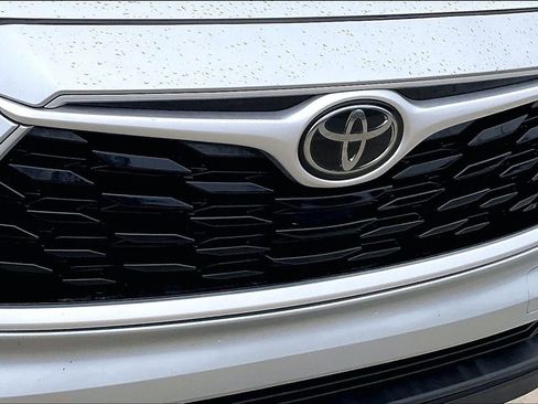 Used 2020 Toyota Highlander LE image 29