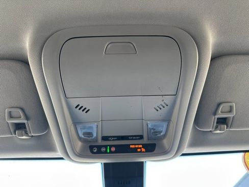 Used 2024 GMC Terrain SLE w/ Driver Convenience Package image 32