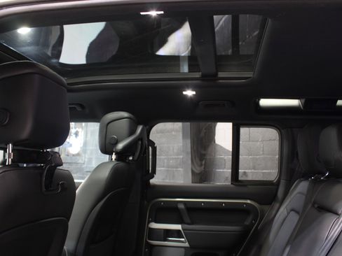 Used 2024 Land Rover Defender 110 SE image 18