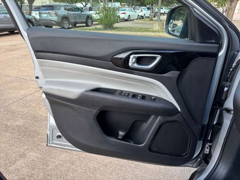 Used 2025 Jeep Compass Limited image 18