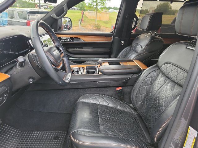 Used 2022 Jeep Grand Wagoneer Series III AWD/4WD image 24