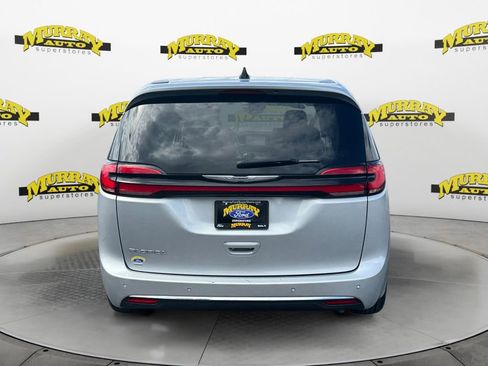 Used 2024 Chrysler Pacifica Touring-L image 4