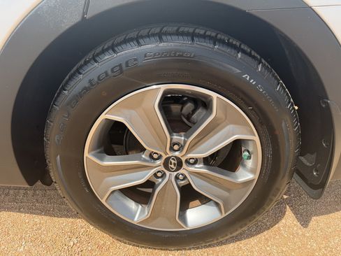 Used 2014 Hyundai Santa Fe GLS FWD image 8
