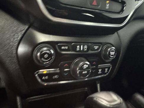 Used 2022 Jeep Cherokee Limited AWD/4WD image 25