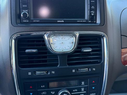 Used 2013 Chrysler Town & Country Touring image 16