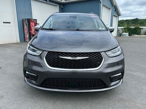 Used 2023 Chrysler Pacifica Limited FWD image 8
