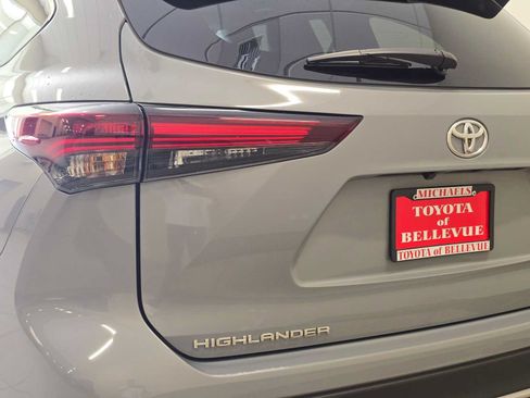 Certified 2025 Toyota Highlander XSE AWD/4WD image 7