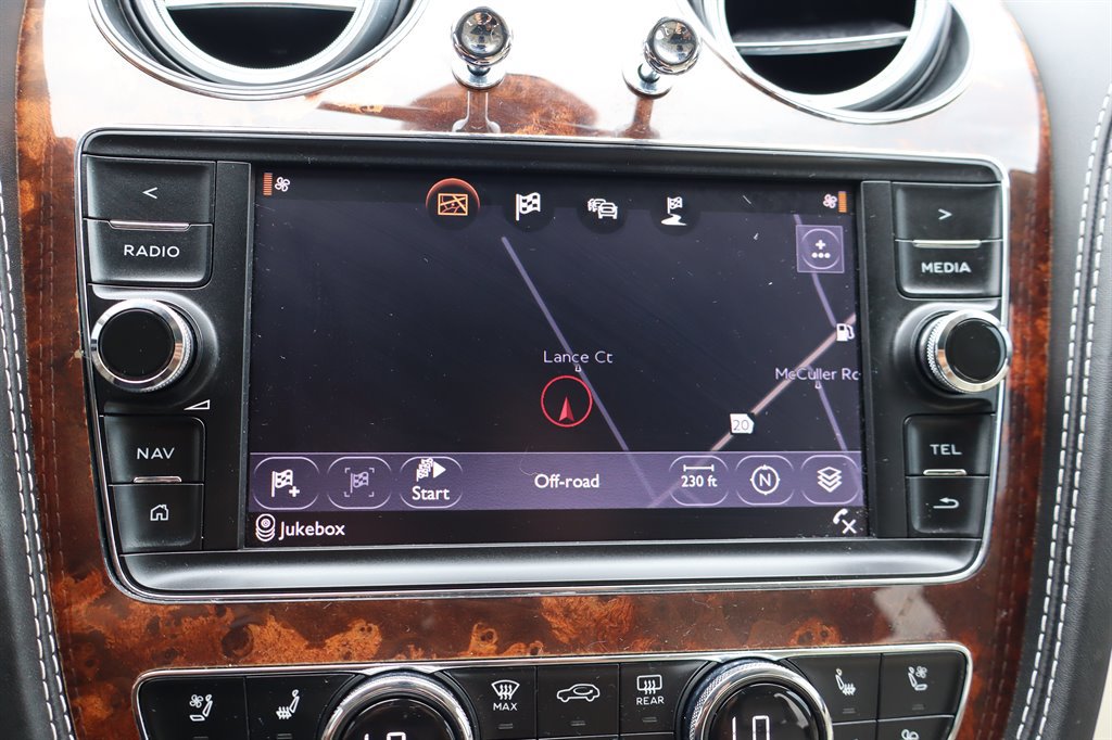 Used 2017 Bentley Bentayga AWD/4WD image 39
