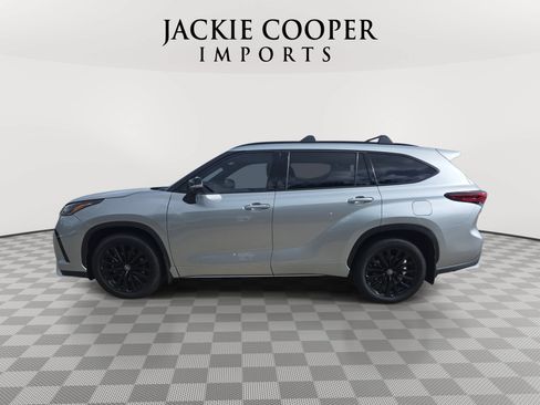 Used 2023 Toyota Highlander XSE FWD image 8