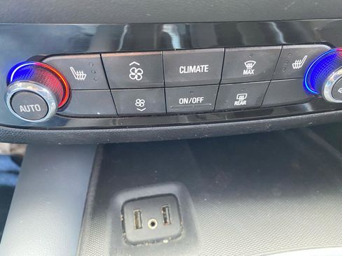 Used 2019 Buick Enclave Essence w/ LPO, Sport Appearance Package FWD image 13