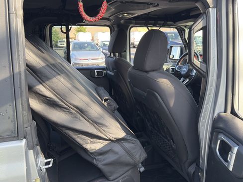 Used 2021 Jeep Gladiator Rubicon AWD/4WD image 23