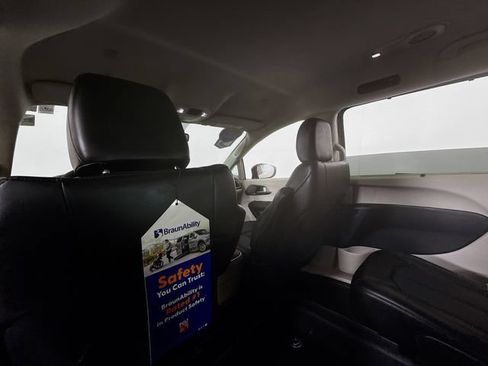 Used 2024 Chrysler Pacifica Touring-L FWD image 10