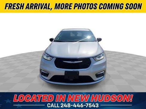Used 2024 Chrysler Pacifica Touring-L FWD image 5