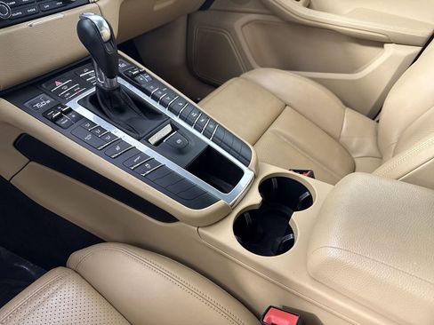 Certified 2018 Porsche Macan image 31