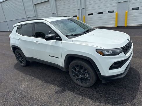 Used 2026 Jeep Compass Latitude AWD/4WD image 2