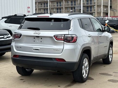 Used 2025 Jeep Compass Latitude AWD/4WD image 4