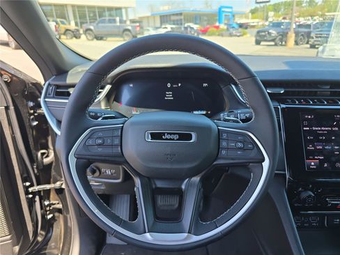 New 2025 Jeep Grand Cherokee Altitude AWD/4WD image 31