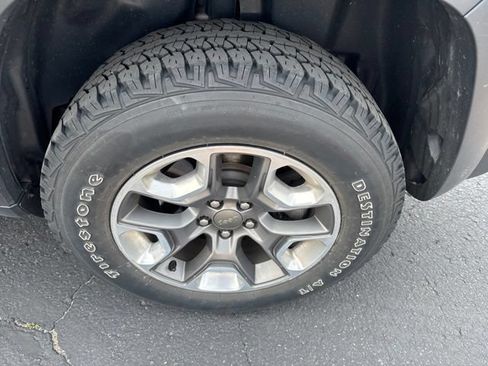 Used 2019 Jeep Cherokee Trailhawk w/ Cold Weather Group AWD/4WD image 6