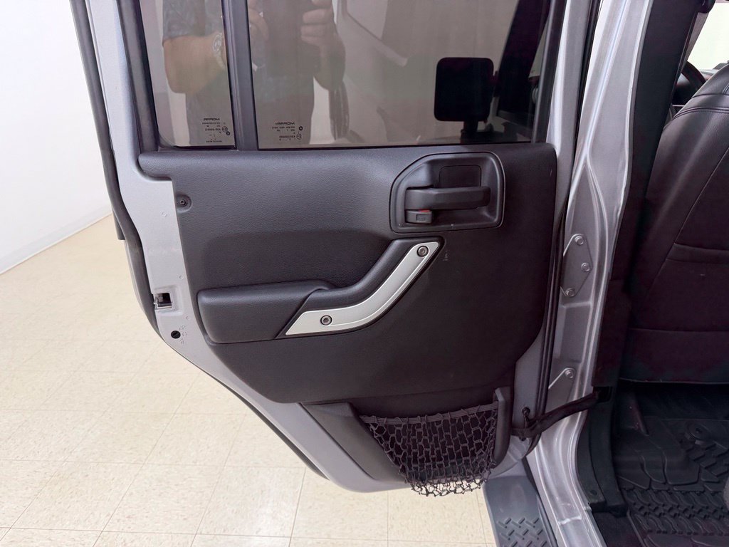 Used 2018 Jeep Wrangler Unlimited Sahara AWD/4WD image 15