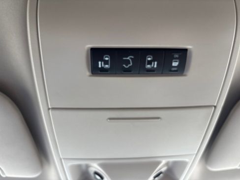 Used 2016 Chrysler Town & Country Touring image 38