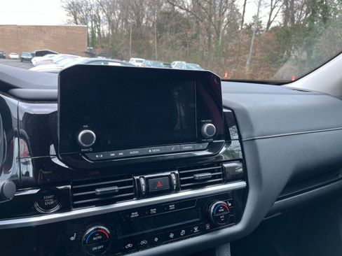 Used 2025 Nissan Pathfinder SV image 18